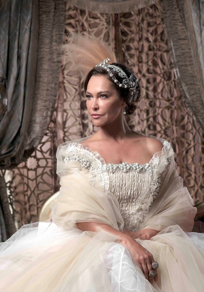 Хюлья Авшар в роли Сафие Султан