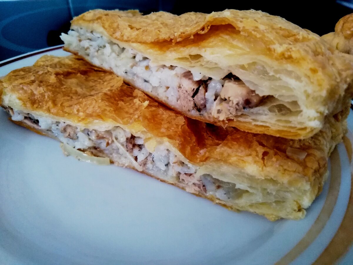 Мясной пирог из слоеного теста