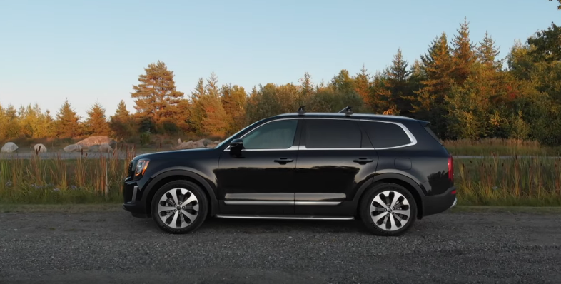 Левая часть кузова внедорожника Kia Telluride 2021 года.