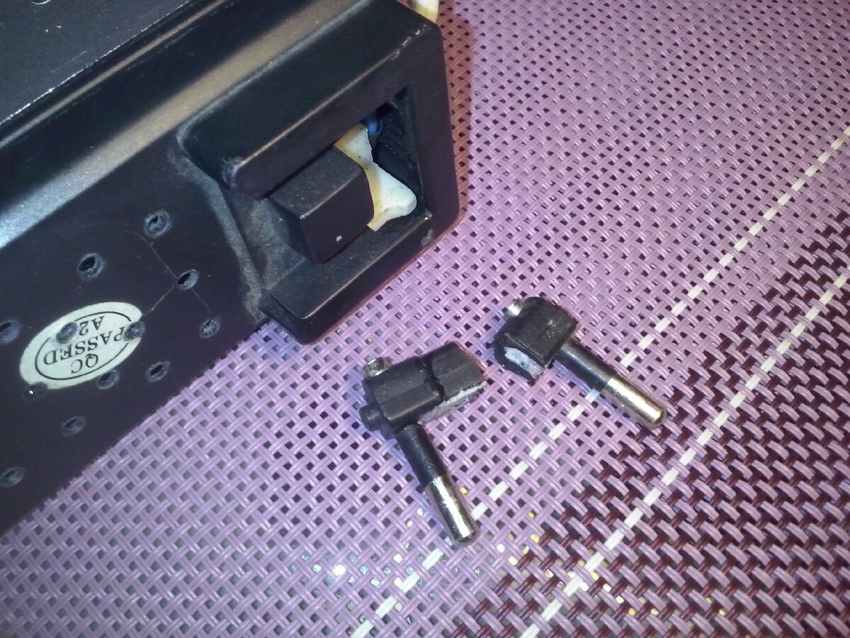 Сломанное зарядное устройство. 