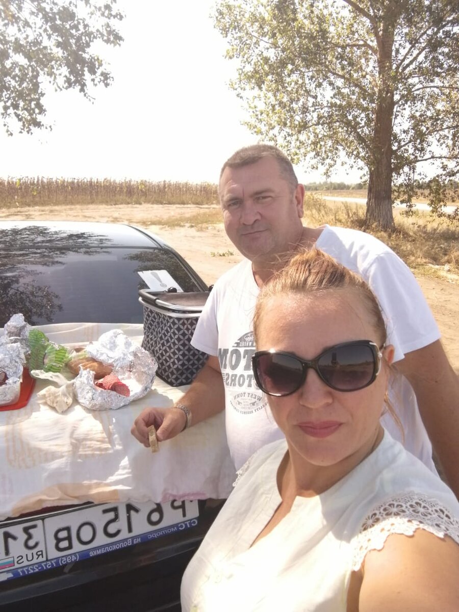 На природе всегда апетит хороший. 