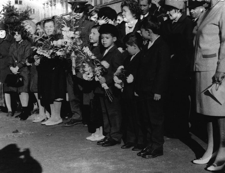 Линейка 1 сентября 1973 года. Фото из личного архива. Для просмотра следующего фото нажмите стрелку в правой части изображения.