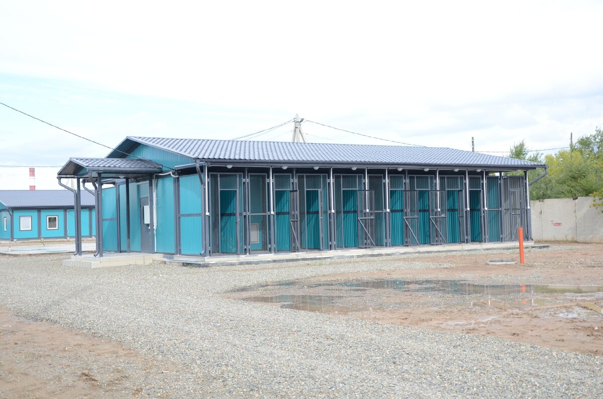 Один из вольерных блоков в приюте.