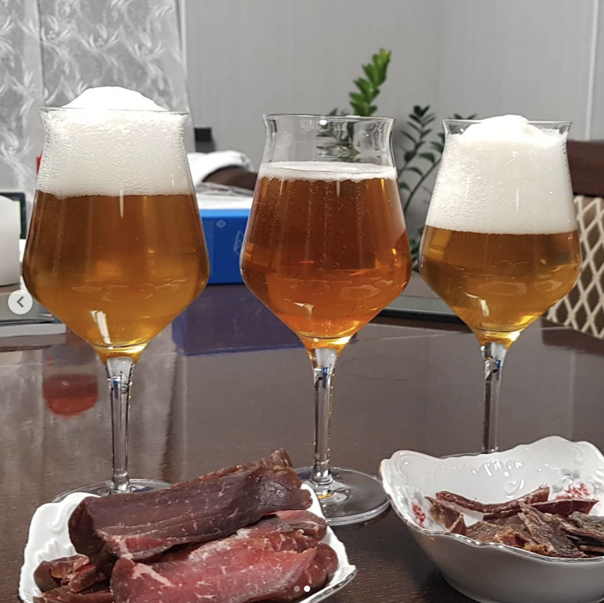 На фото пиво расположено слева направо: Corsendonk, Straffe Hendrik, Karmeliet. 