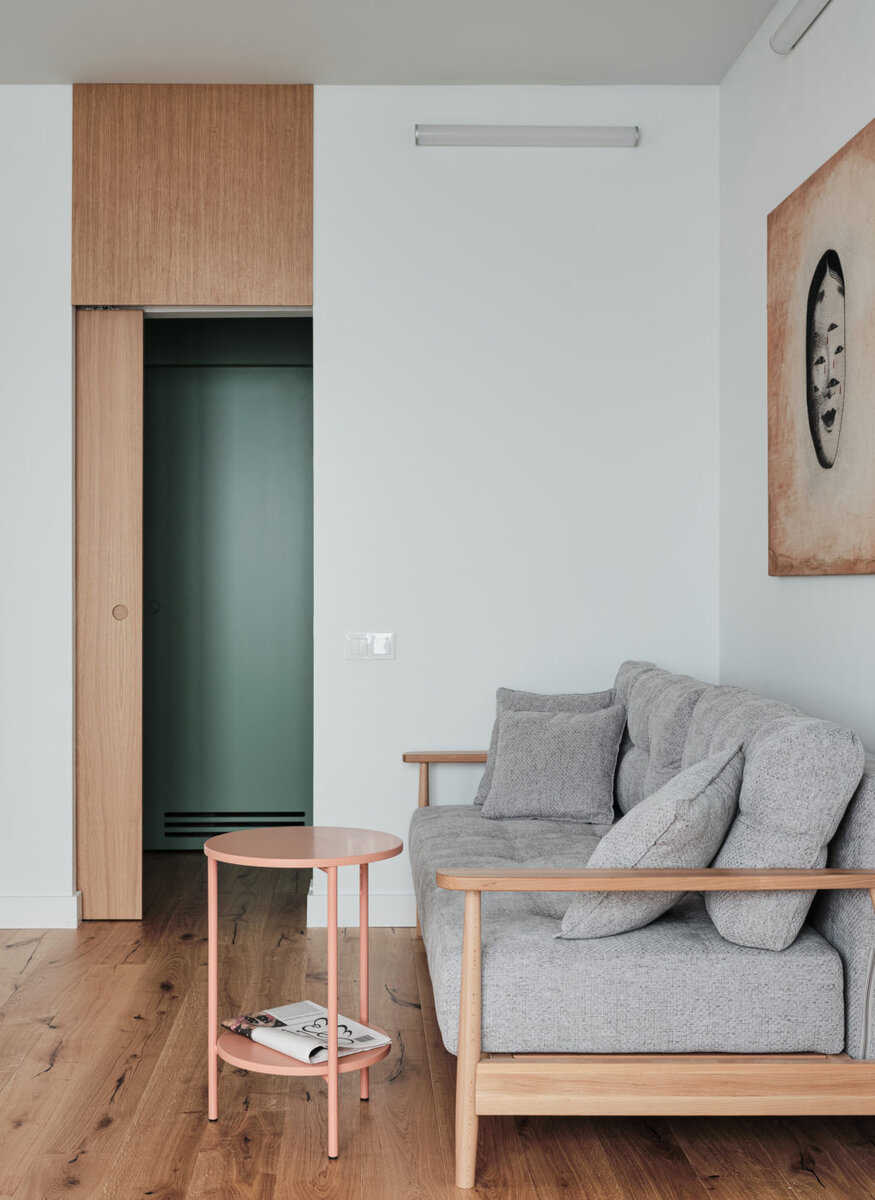  Гостиная. Журнальный столик, Delo Design; диван, Y&S Design; раздвижная дверь выполнена на заказ; на стене над диваном работа Владислава Бахвалова из коллекции заказчицы.