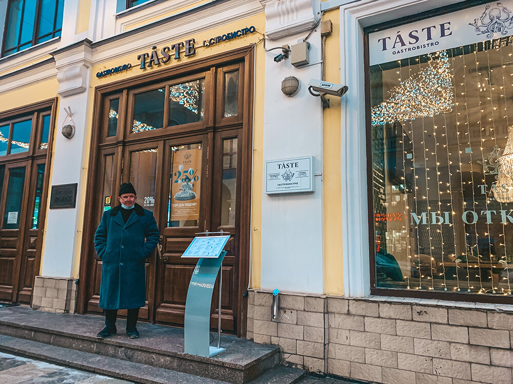 На входе в Taste гостей встречает Захар