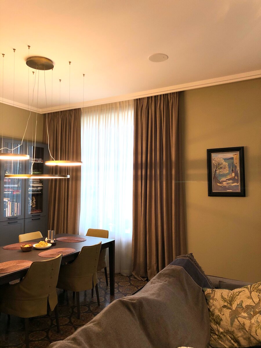 В этом проекте ткань выбрана в тон стенам, но за счет фалд она выглядит темнее!