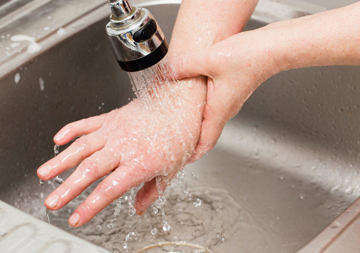 Мытье рук под краном