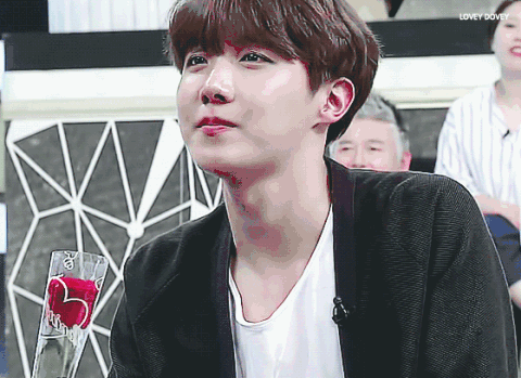 ЖДЕТ,БЕДНЯГА.ВОЛНУЕТСЯ...