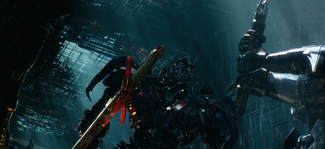 Оптимус адаптируется и изменяет свои руки для увеличения силы, чтобы поднять Меч Правосудия.