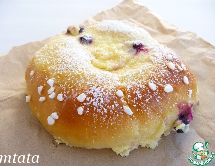 Предлагаю очередной вариант выпечки с маскарпоне. Сегодня хочу предложить ватрушки, рецепт встретился в инете, под названием булочки. Выбор в качестве наполнителя смородины – условен, ее можно заменить малиной, вишней, брусникой.