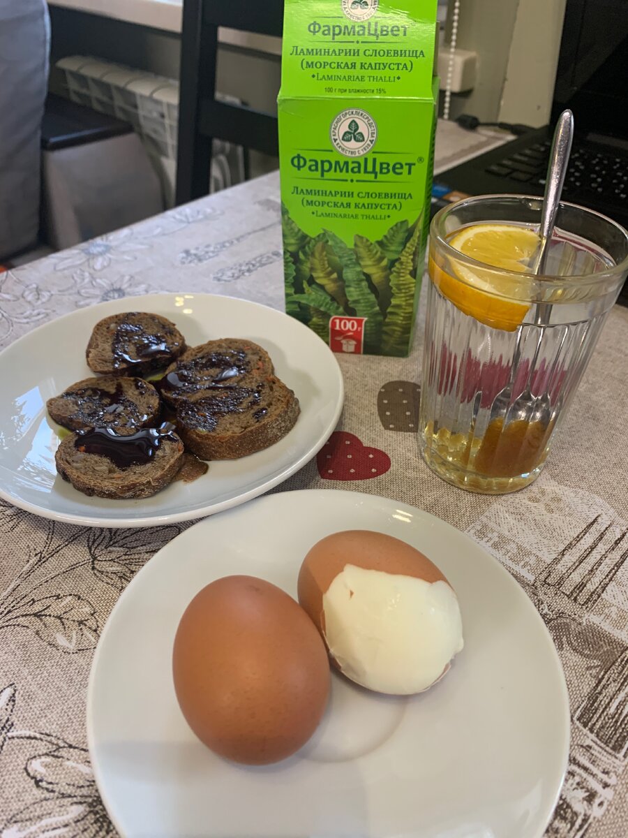 Хлеб с семечками (очень вкусный, но ещё не разобралась насколько калорийный).