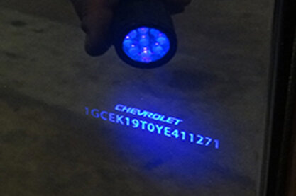 Скрытая маркировка невидимой краской, проявляющаяся при УФ-свете.