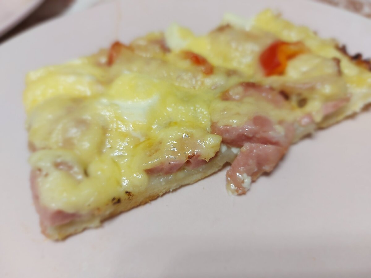 Кусочек нежной пиццы.