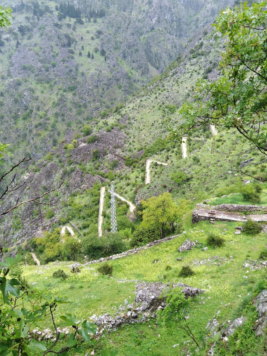 Старая австрийская тропа. Это альтернативный и бесплатный путь к крепости Святого Иоанна