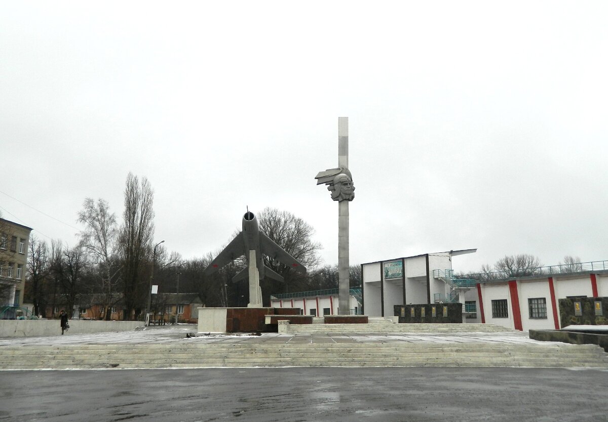 Памятный знак "Самолет"  (г.Ровеньки)