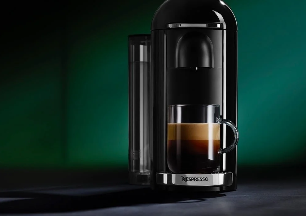 Внутри капсул Nespresso находится натуральный молотый кофе, который сохраняет свой аромат благодаря герметичным свойствам алюминиевой капсулы. Алюминий защищает кофе от воздействия света, влаги и температуры.