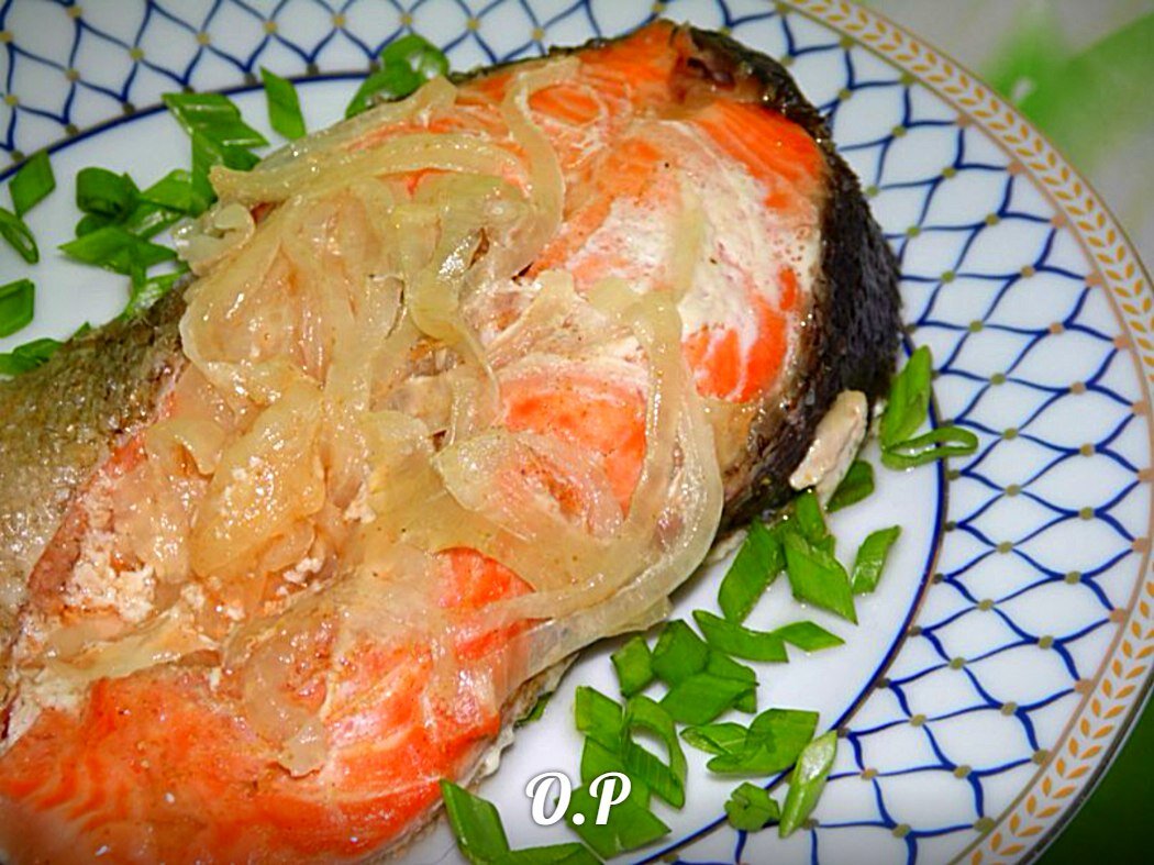 форель фламбе. горбуша в духовке с морковкой и луком. стейки семги запеченные в духовке. красивые рыбные блюда. семга в сливочном соусе.