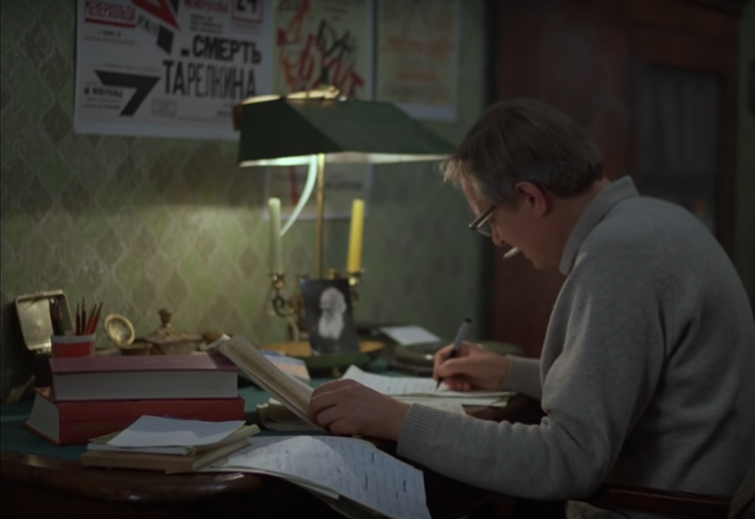 Кадр из фильма "Осенний марафон". В фильме, хоть и мельком, показана жизнь советской книжной/журнальной редакции