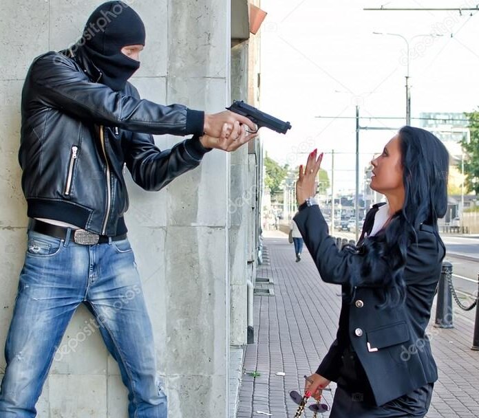 Бывший девушки угрожает. Девушка и парень с пистолетами. Девушке угрожают пистолетом. Женщина угрожает пистолетом мужчине. Девушка бандит.