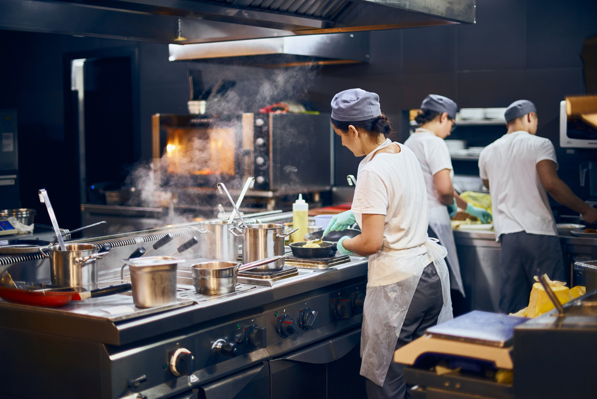 Dark kitchen – Что это?
Ежегодно на доставку готовой еды и продуктов на дом в мире тратится $35 млрд, а к 2030 году эта цифра, по прогнозам, увеличится в 10 раз.