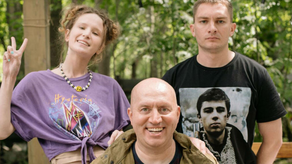 Фото с Яндекс банка. Зачем на актере такая футболка?