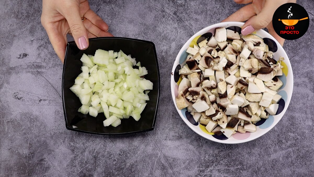 Вкус этих блинчиков свёл всех в моей семье с ума! Сегодня мы приготовим особенные блинчики, но они не простые! Простые так не получится завернуть... Когда сама их попробовала - была очень удивлена.-4