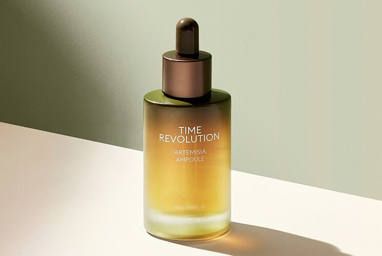 Концентрированная ампула MISSHA Time Revolution Artemisia мало того, что разглаживает морщинки, она еще и выравнивает тон кожи и сужает поры.