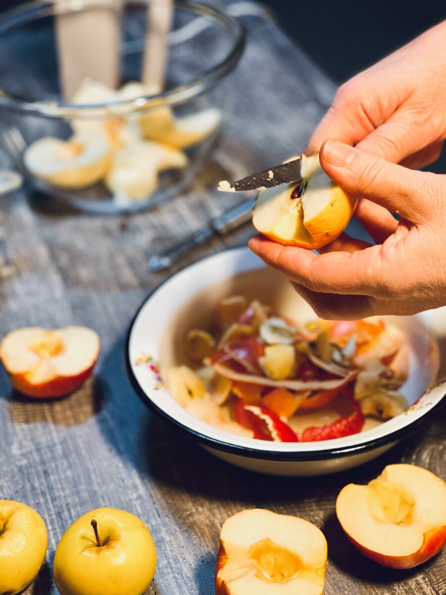 Кто-то кладет яблоки со шкуркой, я же всегда их чищу