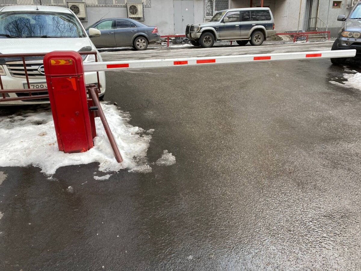 Старенький, но верный шлагбаум 