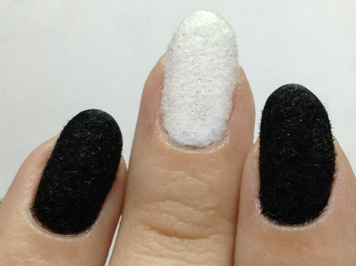 Антитренд №2: "мохнатый" или "бархатный" маникюр