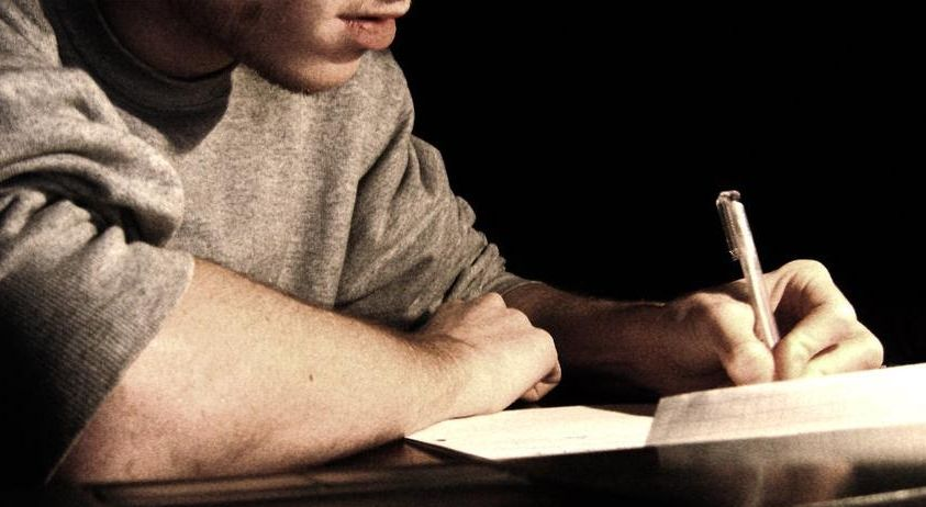 Пишущий. Мужчина писает. Мужчина пишет письмо. Мужчина пишет за столом. Пишущий человек
