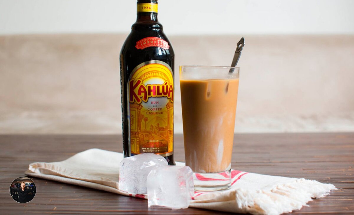 У его названия своя особенная история. Как известно, на территории Мексики в свое время проживало немало индейских народов, о многих из них мы ничего не знаем, о некоторых остались записи или легенды. Вот и про исчезнувший индейский народ Акольуа мало что известно. В свое время эта нация была поглощена ацтеками. Но сохранилось слово «калуа», которое в переводе с языка науатль означает «дом народа акалуа». Вот оно то и стало названием напитка, созданного в первой половине ХХ века.