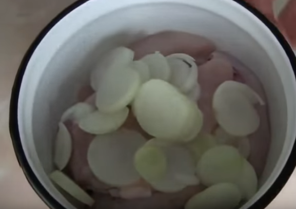 Сверху кладем нарезанный лук