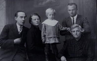 А.Беляев с семьёй...Фото с сайта https://ru.wikipedia.org