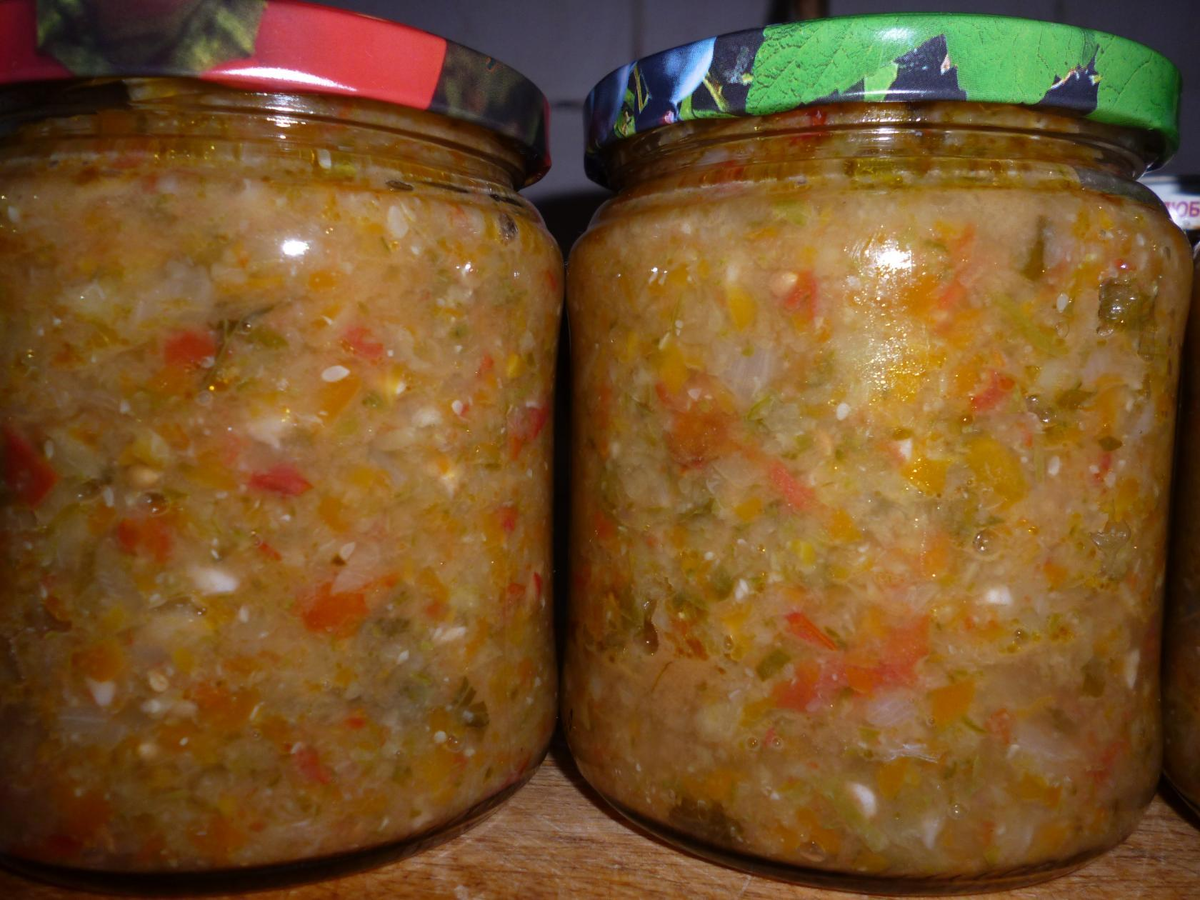 Ингредиенты:на 1 кг огурцов:                                                                                                                     огурцы - 1 кг;
морковь - 1 шт;
лук - 1-2 шт;
чеснок - 2-3 зубчика;
помидоры-500 г;
растительное масло - 5 ст. л ложек;
Столовый уксус 9% - 3 ст. ложки
       Овощи  хорошо промыть, при необходимости очистить. Если огурцы пожелтели, лучше всего с них снять кожицу. У молодых огурцов срезаем хвостики. Подготовленные огурцы измельчаем любым способом, как лук и морковь .
         Морковь и лук обжариваем в небольшом количестве растительного масла до золотистого оттенка.                                                                                                                                                                     Для тушения икры используйте глубокую миску или казанок, в который перекладываем огурцы с обжаренными луком и морковью.
          Примерно через 15 минут тушения на медленном огне  добавляем  измельченные томаты и чеснок.
          Продолжаем тушить икру примерно 10 минут, после чего по вкусу добавляем соль, душистый перец и измельченную зелень. Можно добавить и другие специи.Варим 5-10 мин, добавляем уксус
           Икру  горячей раскладываем в пастеризованные банки.
.Банки накрываем крышками и ставим стерилизовать на 10 минут — время для пол литровых банок. Литровые банки стерилизуем 15 минут.
         Банки  закатываем и укутываем в теплое одеяло. Охлажденную икру можно будет мазать на бутерброды и подавать к различным гарнирам, например — картофельное пюре или мясные котлеты.
       Икра хорошо хранится при нормальной комнатной температуре и всегда сохраняет удивительно свежий вкус.                                                                                                                                                        Приятного аппетита!