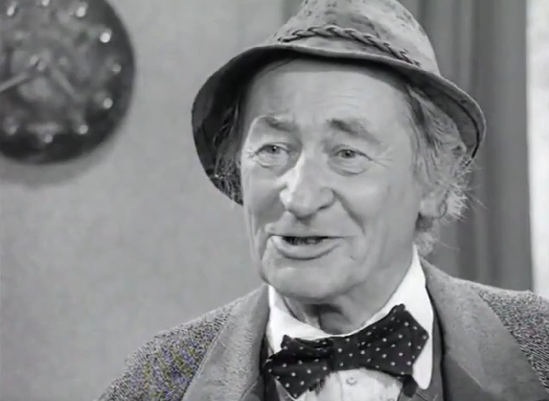 Паниковский (роль исполняет Ласло Банхиди). Кадр из фильма "Золотой телёнок", 1973 год, реж. Миклош Синетар