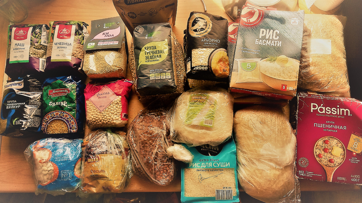 Маш, чечевица зеленая и красная, киноа, булгур - 2 пачки, гречка обычная, гречка зеленая - 2 пачки, рис арборио - 2 пачки, рис круглый, рис басмати, рис для суши, пшено, фасоль - белая, красная и для салатов, льняная каша (только для смузи, так ее есть я не могу)