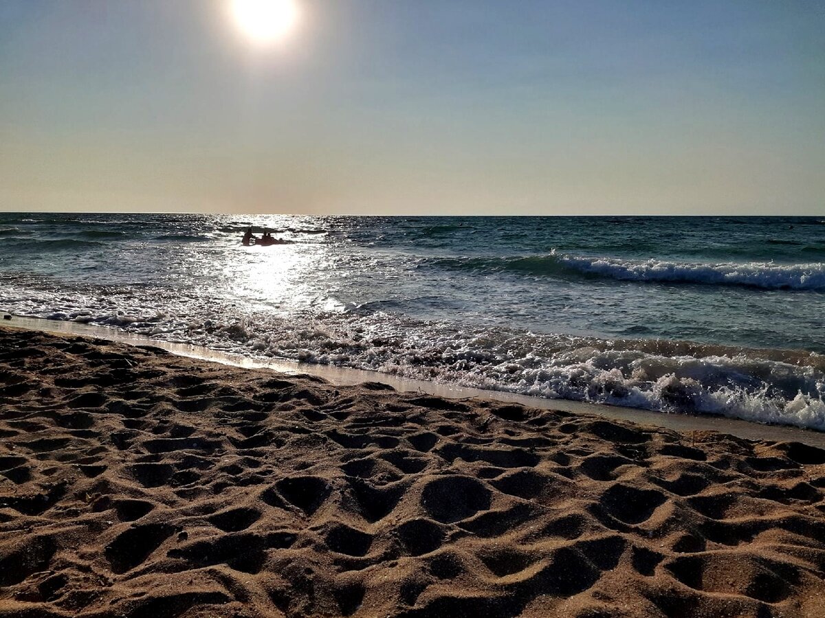 Авторское фото. Встречается в других публикациях на Дзене и в других ресурсах автора. Так как Дзен относит изображения людей на пляже к эроконтенту, я пощу такие фото пляжа вечером.