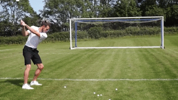 Гарет Бэйл играет в гольф на футбольном поле