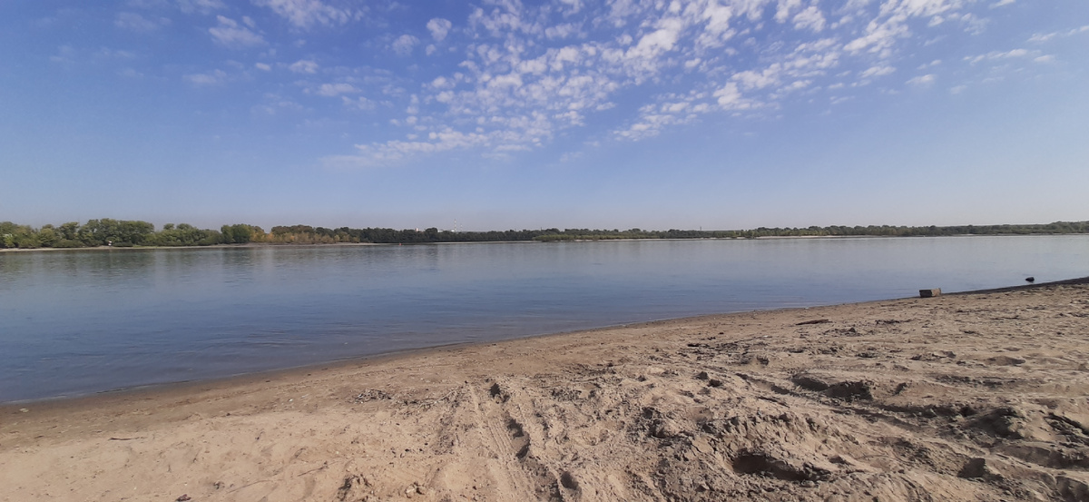 Слева были рыбаки, справа просто трое отдыхающих