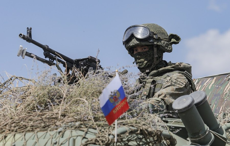 Российский военнослужащий во время военных учений - Фото: EPA/TASS