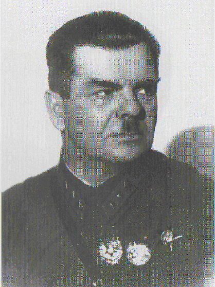 М.И.Василенко, капитан старой армии, окончил ускоренный курс Николаевской Академии Генерального штаба, в РККА комкор. В 1918 году служил в армии Комуча, в Красную армию попал в 1919 году и к концу Гражданской войны уже командовал рядом армий.
