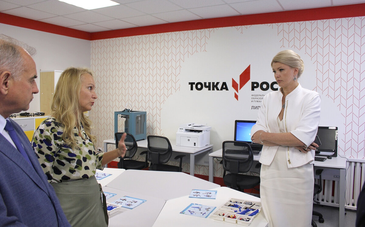 Марина Ракова на открытии "Точки роста" в сельской школе. Источник: mbousosh2012.narod.ru