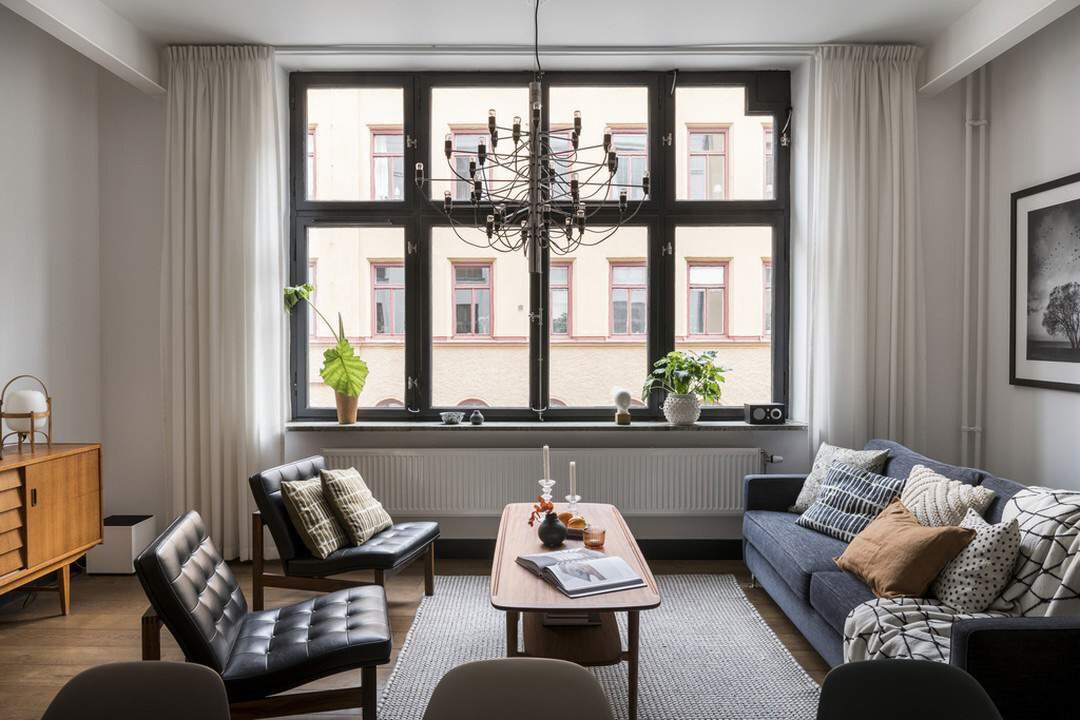 Пример того как кашированное окно удачно вписывается в оттенки интерьера