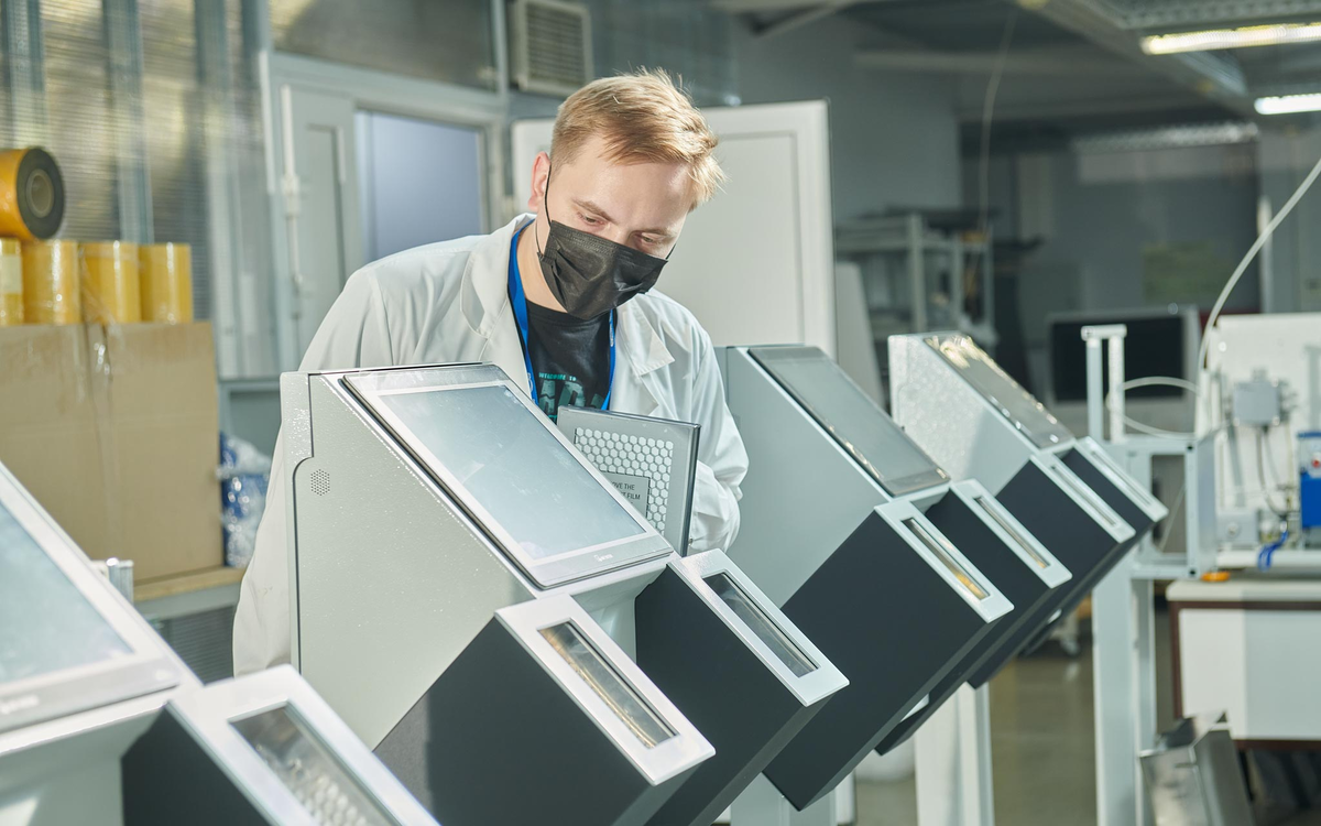 Экспорт высоких технологий. Сотрудники завода. Производственное предприятие. Работа в крупной высокотехнологичной компании.