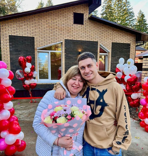 Давид Манукян с мамой (фото из Instagram)