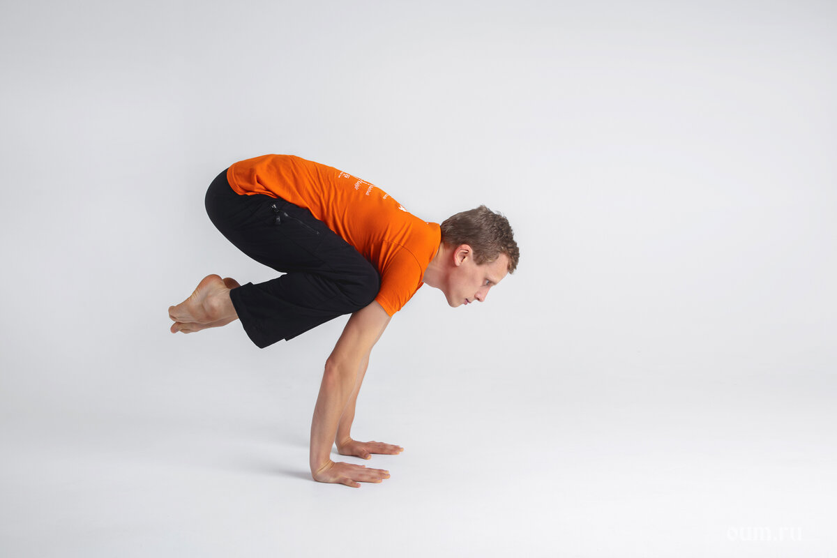 Бакасана на прямых руках