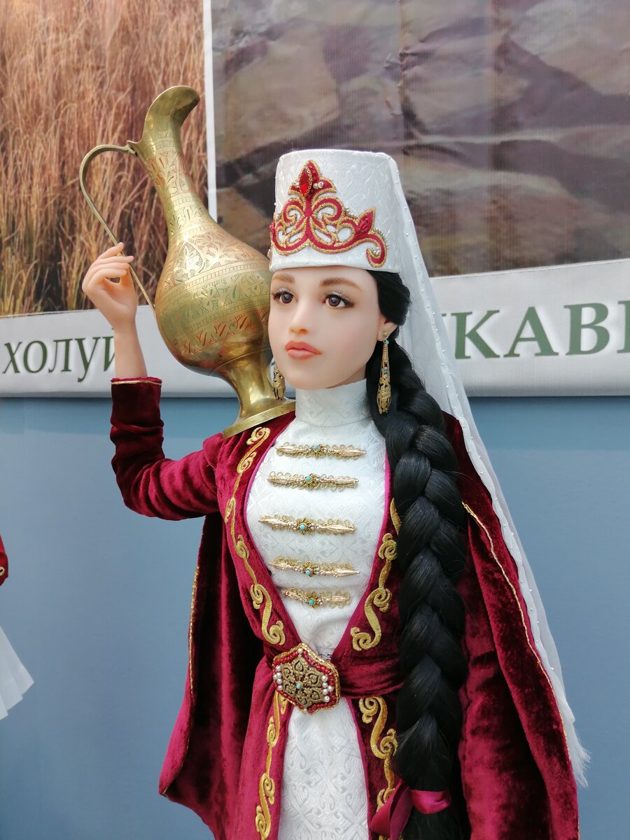 Кукла в национальном костюме, похожа на Алину Загитову