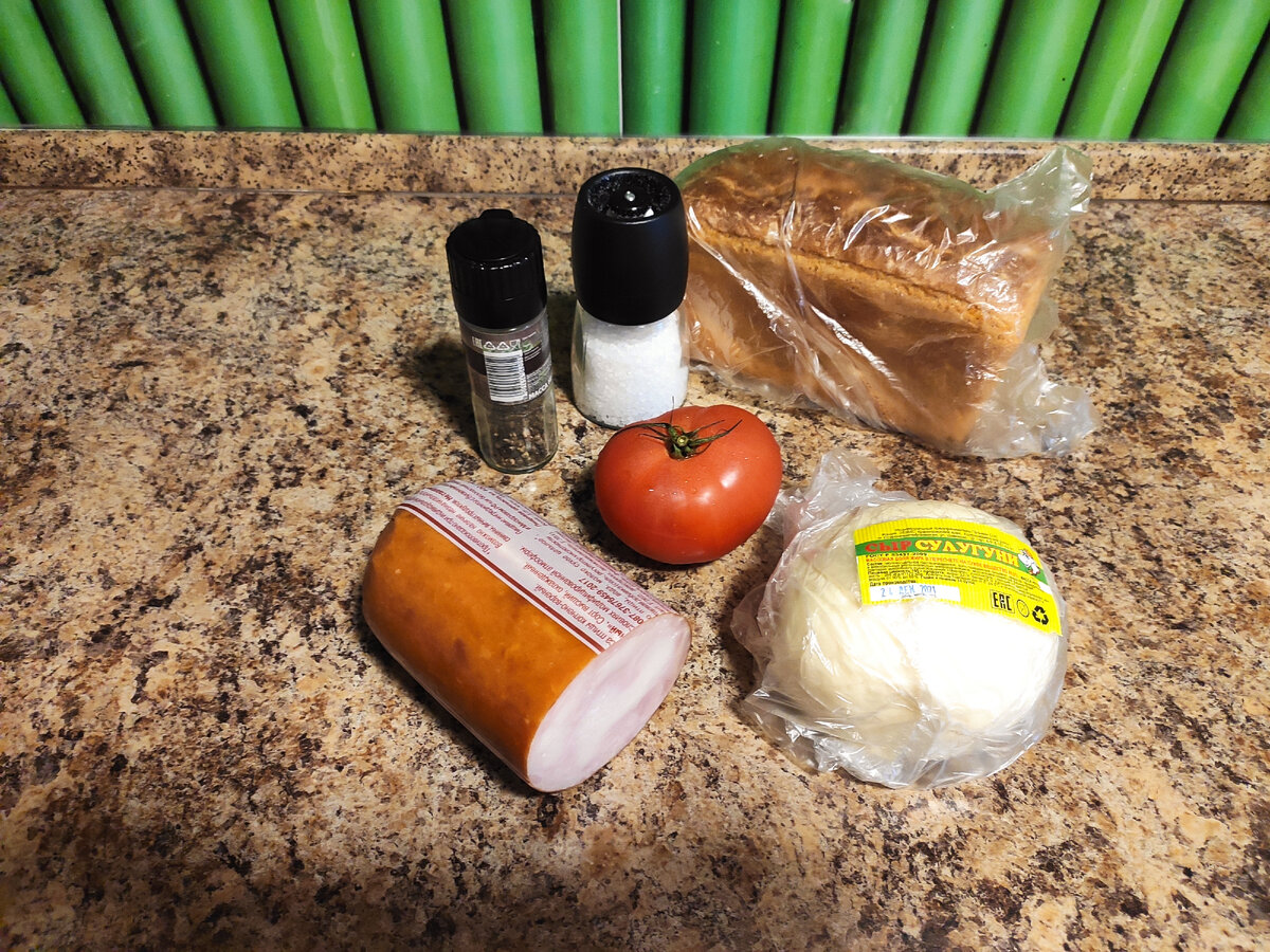 Продукты которые использовала сегодня для приготовления бутербродов: куриный рулет< сыр, хлеб и помидор. Так же немного соли и перца.